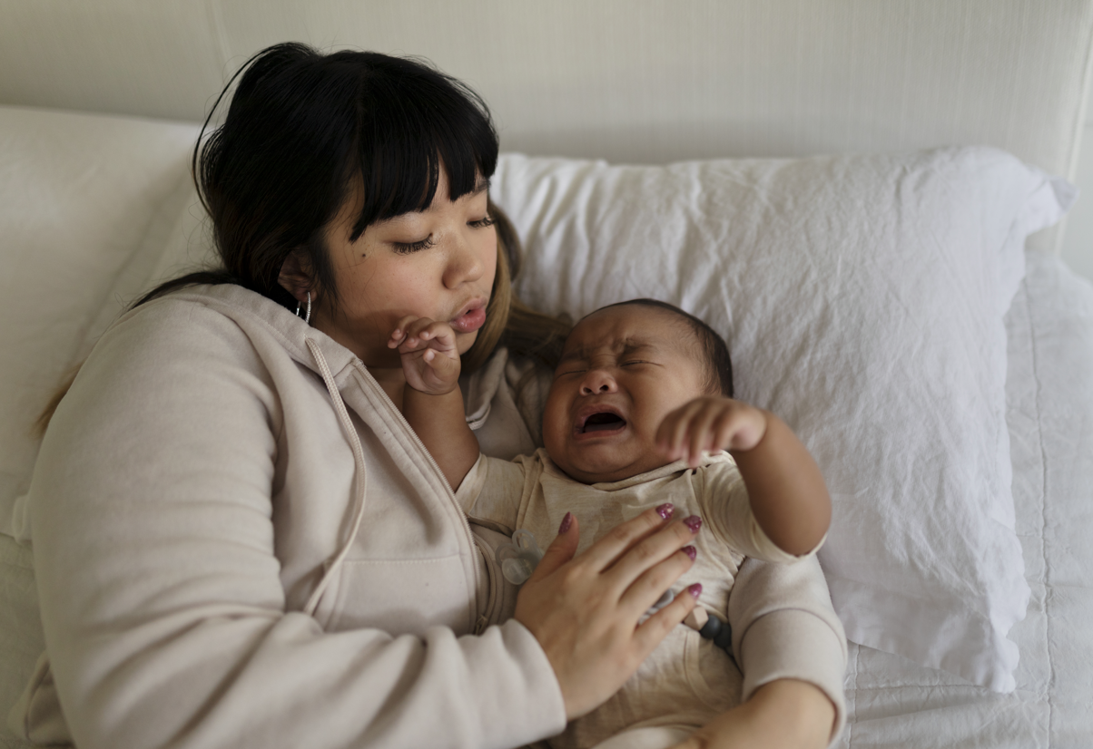 cara menenangkan bayi menangis, bayi rewel terus, bayi tidak mau berhenti menangis, tips bayi tenang, cara agar bayi tidak menangis, Bunda, si Kecil